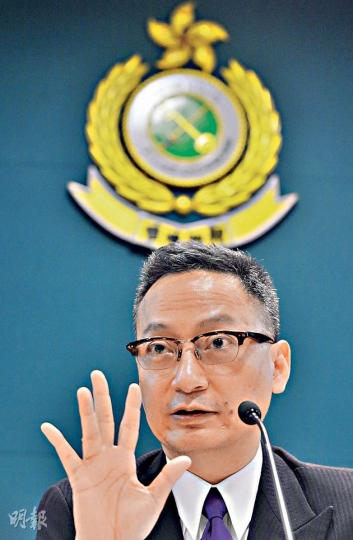 傳媒近日報道部分行業或商戶的宣傳推銷手法可能牴觸新修訂《商品說明條例》,海關關長張雲正(圖)承認條例一日未生效,部分相關做法仍不受規管,但他期望業界適時修正。(鄧宗弘攝)(明報製圖) 傳媒近日報道部分行業或商戶的宣傳推銷手法可能牴觸新修訂《商品說明條例》,海關關長張雲正(圖)承認條例一日未生效,部分相關做法仍不受規管,但他期望業界適時修正。(鄧宗弘攝)(明報製圖)