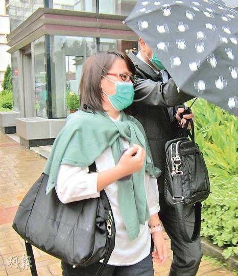 朱偉錦(右)及妻子黃皓琳(左)原被指向上司訛稱要承繼巨額遺產,藉詞欺詐68.5萬元借貸,經過半天審訊後,因事主證供可疑,兩人被裁定無罪釋放。(陳穎欣攝) 朱偉錦(右)及妻子黃皓琳(左)原被指向上司訛稱要承繼巨額遺產,藉詞欺詐68.5萬元借貸,經過半天審訊後,因事主證供可疑,兩人被裁定無罪釋放。(陳穎欣攝)