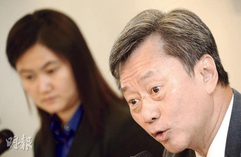 長實上半年推盤進度緩慢,集團執行董事趙國雄(右)表示,希望旗下新盤可盡快獲批預售,以達到今年300億元的銷售目標;左為置富產業信託副行政總裁趙宇。(余俊亮攝) 長實上半年推盤進度緩慢,集團執行董事趙國雄(右)表示,希望旗下新盤可盡快獲批預售,以達到今年300億元的銷售目標;左為置富產業信託副行政總裁趙宇。(余俊亮攝)