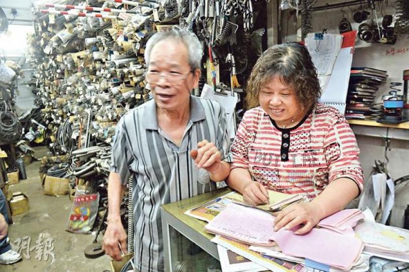 從事彈簧行業50多年的李先生(左)與李太太,去年以2200萬元售出舖位,並以月租2.2萬元租回,現打算在物業拆卸後退休。(劉焌陶攝) 從事彈簧行業50多年的李先生(左)與李太太,去年以2200萬元售出舖位,並以月租2.2萬元租回,現打算在物業拆卸後退休。(劉焌陶攝)
