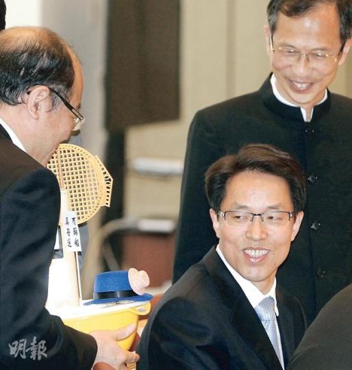 中聯辦主任張曉明抵達立法會宴會廳,即收到不少議員「送禮」。民協馮檢基送出以筲箕、帽製成的模型船「冇篩船」,船上有道具筲箕、帽等,以諧音寓意特首普選制度「無篩選」。張曉明其後以「篩子」(筲箕)籲政改,指篩子是傳統智慧,可淘汰稗籽。右為立法會主席曾鈺成。(李澤彤攝)立法會宴請中聯辦主任張曉明等一行,午宴後眾人參觀立法會會議廳,但只有建制派議員陪同及拍攝合照。(李澤彤攝) 中聯辦主任張曉明抵達立法會宴會廳,即收到不少議員「送禮」。民協馮檢基送出以筲箕、帽製成的模型船「冇篩船」,船上有道具筲箕、帽等,以諧音寓意特首普選制度「無篩選」。張曉明其後以「篩子」(筲箕)籲政改,指篩子是傳統智慧,可淘汰稗籽。右為立法會主席曾鈺成。(李澤彤攝)立法會宴請中聯辦主任張曉明等一行,午宴後眾人參觀立法會會議廳,但只有建制派議員陪同及拍攝合照。(李澤彤攝)