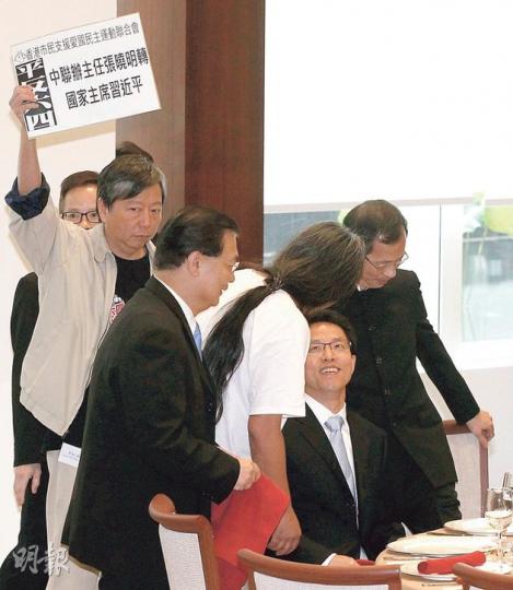 工黨主席李卓人(左一)昨向張曉明(右二坐下者)遞交支聯會過去一年向中聯辦遞交的請願信;社民連主席梁國雄(背鏡頭長髮者)則送上中國歷史著作《歷史的先聲》,指該書提及中共承諾的事,盼對方細心閱讀,又要求修讀法律的張做事「要講憲法」,梁國雄送書後便離場,沒出席午宴。(李紹昌攝) 工黨主席李卓人(左一)昨向張曉明(右二坐下者)遞交支聯會過去一年向中聯辦遞交的請願信;社民連主席梁國雄(背鏡頭長髮者)則送上中國歷史著作《歷史的先聲》,指該書提及中共承諾的事,盼對方細心閱讀,又要求修讀法律的張做事「要講憲法」,梁國雄送書後便離場,沒出席午宴。(李紹昌攝)