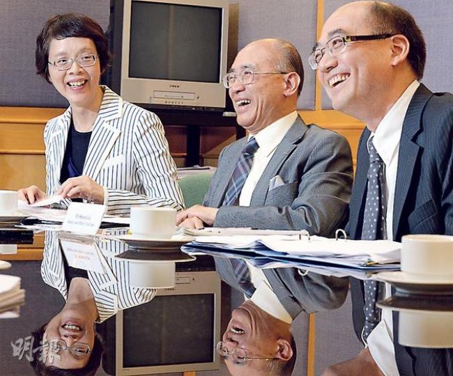 調解督導委員會成員黃吳潔華(左起)、陳炳煥及律政司副民事法律專員李伯誠均指出,調解比起冗長、耗錢的法律程序更為有效快捷,希望更多港人及企業多加利用,達至雙贏。(劉焌陶攝) 調解督導委員會成員黃吳潔華(左起)、陳炳煥及律政司副民事法律專員李伯誠均指出,調解比起冗長、耗錢的法律程序更為有效快捷,希望更多港人及企業多加利用,達至雙贏。(劉焌陶攝)