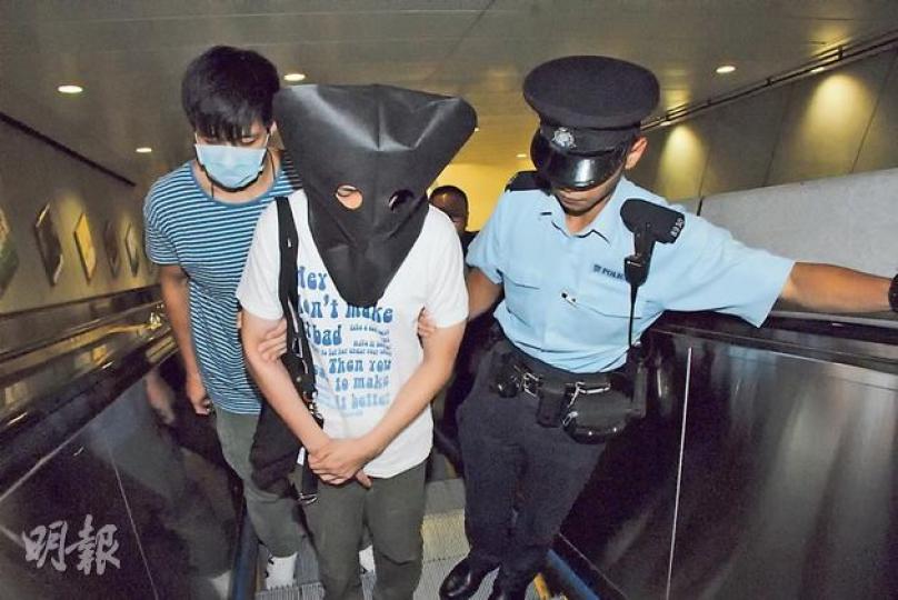 涉偷拍裙底「斷正」的色魔被黑布蒙頭押返警署扣查。(雲錦鋒攝) 涉偷拍裙底「斷正」的色魔被黑布蒙頭押返警署扣查。(雲錦鋒攝)