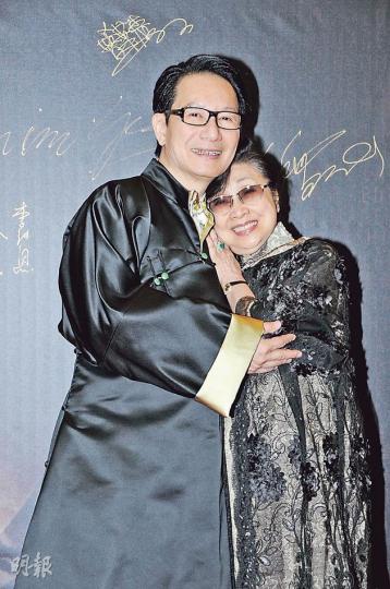 白雪仙大讚劉培基身為大師,設計的服飾都十分漂亮。(攝影:鍾偉茵、梁迺楠)劉培基一見白雪仙即送吻。(攝影:鍾偉茵、梁迺楠)劉培基最愛這件在梅艷芳人生最後階段設計的白色婚紗。(攝影:鍾偉茵、梁迺楠)會場展出梅艷芳多套舞台服,包括這件《烈燄紅唇》專輯封套造型。(攝影:鍾偉茵、梁迺楠)劉培基回憶當年梅艷芳笑指這條釘滿珠子的歌衫有80磅重,最後經博物館證實只重22.5磅。(攝影:鍾偉茵、梁迺楠)汪明荃(左起)、馮寶寶和何韻詩難得聚首一堂。(攝影:鍾偉茵、梁迺楠)鄭秀文避開許志安,與許鞍華、杜琪峯、陳寶珠及 白雪仙大讚劉培基身為大師,設計的服飾都十分漂亮。(攝影:鍾偉茵、梁迺楠)劉培基一見白雪仙即送吻。(攝影:鍾偉茵、梁迺楠)劉培基最愛這件在梅艷芳人生最後階段設計的白色婚紗。(攝影:鍾偉茵、梁迺楠)會場展出梅艷芳多套舞台服,包括這件《烈燄紅唇》專輯封套造型。(攝影:鍾偉茵、梁迺楠)劉培基回憶當年梅艷芳笑指這條釘滿珠子的歌衫有80磅重,最後經博物館證實只重22.5磅。(攝影:鍾偉茵、梁迺楠)汪明荃(左起)、馮寶寶和何韻詩難得聚首一堂。(攝影:鍾偉茵、梁迺楠)鄭秀文避開許志安,與許鞍華、杜琪峯、陳寶珠及