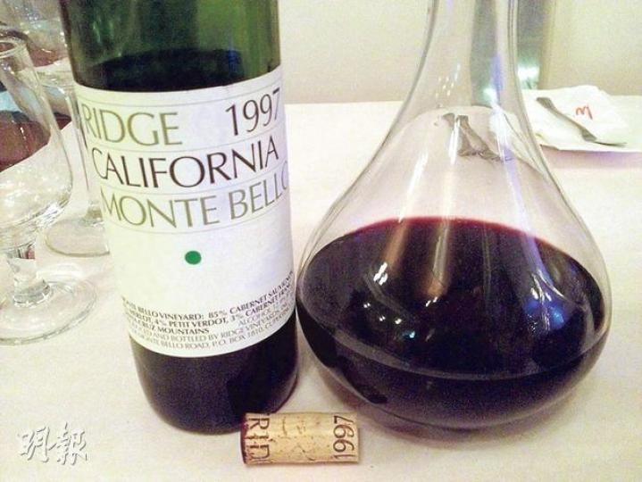 來一個即興蒙瓶試飲,結果大家都以為Monte Bello來自波爾多而非加州。(劉信全攝) 來一個即興蒙瓶試飲,結果大家都以為Monte Bello來自波爾多而非加州。(劉信全攝)