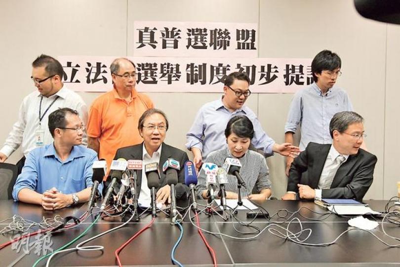 真普聯昨召開記者會交代對立法會選舉立場,惟人民力量及社民連表明不滿有關立場,社民連吳文遠(後右一)及人力劉嘉鴻(後右二),不時在真普聯召集人鄭宇碩發言時在旁搖頭。前排右起﹕公民黨郭家麒、公民黨毛孟靜、鄭宇碩、民主黨蔡耀昌。(李紹昌攝) 真普聯昨召開記者會交代對立法會選舉立場,惟人民力量及社民連表明不滿有關立場,社民連吳文遠(後右一)及人力劉嘉鴻(後右二),不時在真普聯召集人鄭宇碩發言時在旁搖頭。前排右起﹕公民黨郭家麒、公民黨毛孟靜、鄭宇碩、民主黨蔡耀昌。(李紹昌攝)