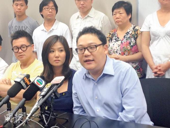 人民力量噚晚開執委會會議,選出前港姐袁彌明(前排中)接替劉嘉鴻(前排右)做主席。話說「大嚿」陳偉業同「慢必」陳志全都唔想做主席,所以近日協商由袁小姐做,佢欣然接受。(何曉勤攝) 人民力量噚晚開執委會會議,選出前港姐袁彌明(前排中)接替劉嘉鴻(前排右)做主席。話說「大嚿」陳偉業同「慢必」陳志全都唔想做主席,所以近日協商由袁小姐做,佢欣然接受。(何曉勤攝)
