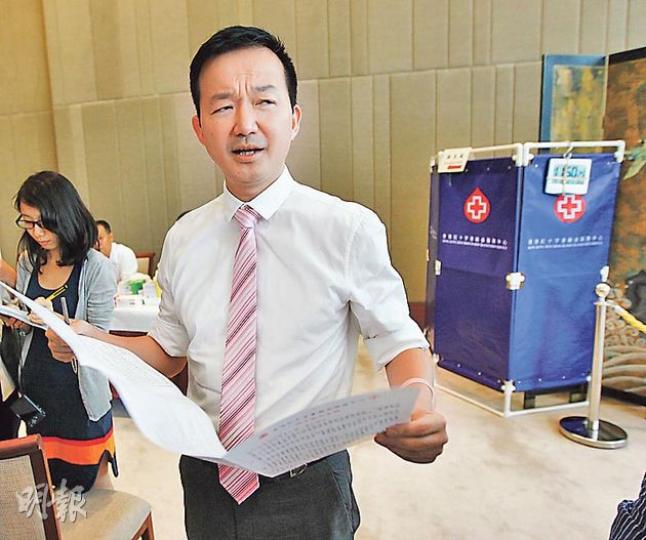人民力量立法會議陳志全因申報曾與同性發生性行為而被拒捐血,但他透露中學時期已捐過數次血,「因當時無性行為,現在40多歲無可能未曾有性行為」,而他又已「come out」(公開性取向),不想欺騙別人。(李紹昌攝) 人民力量立法會議陳志全因申報曾與同性發生性行為而被拒捐血,但他透露中學時期已捐過數次血,「因當時無性行為,現在40多歲無可能未曾有性行為」,而他又已「come out」(公開性取向),不想欺騙別人。(李紹昌攝)