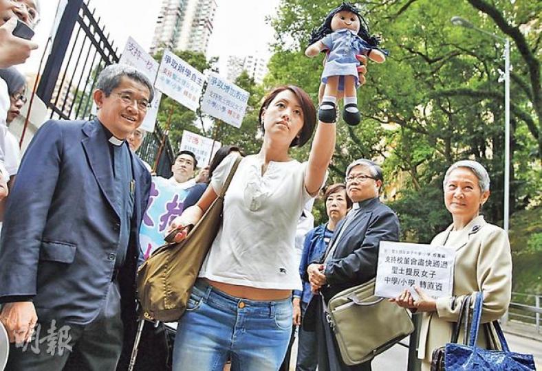 一班家長及校友到場支持學校轉直資,認為直資校可全港收生,對其他區的學生較公平,並把繫有藍絲帶的洋娃娃送給校董會代表。(李澤彤攝)聖士提反校董會昨日開會,反對轉直資的舊生到場靜坐,高舉「向轉直資說不」標語,要求立即擱置直資方案 。(李澤彤攝) 一班家長及校友到場支持學校轉直資,認為直資校可全港收生,對其他區的學生較公平,並把繫有藍絲帶的洋娃娃送給校董會代表。(李澤彤攝)聖士提反校董會昨日開會,反對轉直資的舊生到場靜坐,高舉「向轉直資說不」標語,要求立即擱置直資方案 。(李澤彤攝)