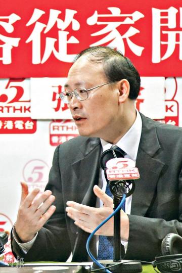 考評局秘書長唐創時昨出席電台節目時稱,若取消現代教育保送學生應考文憑試的資格,會對該校現有學生不公平。(林俊源攝) 考評局秘書長唐創時昨出席電台節目時稱,若取消現代教育保送學生應考文憑試的資格,會對該校現有學生不公平。(林俊源攝)