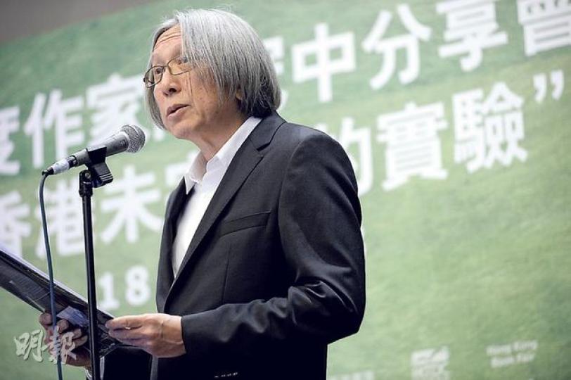 書展年度作家陳冠中昨與300書迷會面,首度公開表態願參與佔領中環,又鼓勵香港人即使不信「明天會更好」,亦不可「失去想像明天的能力」,呼籲港人要對落實真普選、真民主存有希望。(葉家豪攝) 書展年度作家陳冠中昨日的首場分享會「香港未完成的實驗」座無虛席,與他相識多年的佔領中環發起人朱耀明(右二)及演藝界人士岑建勳(左一)亦在座。另一佔中發起人陳健民(左二)本不認識陳冠中,但一直是其忠實讀者,早前獲悉陳冠中會在書展談普選,專程來撐場。(葉家豪攝) 書展年度作家陳冠中昨與300書迷會面,首度公開表態願參與佔領中環,又鼓勵香港人即使不信「明天會更好」,亦不可「失去想像明天的能力」,呼籲港人要對落實真普選、真民主存有希望。(葉家豪攝) 書展年度作家陳冠中昨日的首場分享會「香港未完成的實驗」座無虛席,與他相識多年的佔領中環發起人朱耀明(右二)及演藝界人士岑建勳(左一)亦在座。另一佔中發起人陳健民(左二)本不認識陳冠中,但一直是其忠實讀者,早前獲悉陳冠中會在書展談普選,專程來撐場。(葉家豪攝)