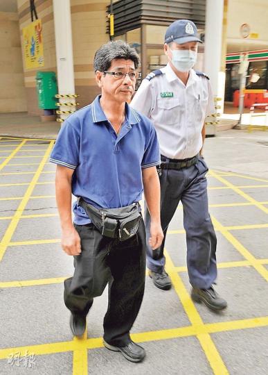 遭花盆擊傷、幸有戴安全帽保命的清潔工,事後由救護員送院。(蔡方山攝) 遭花盆擊傷、幸有戴安全帽保命的清潔工,事後由救護員送院。(蔡方山攝)