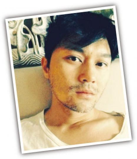 張智霖假期結束滿臉鬚根自嘲有豬腩肉,但網民依然讚他型。(微博圖片) 張智霖被太太袁詠儀上載滑水型相。(微博圖片) 袁詠儀讚兒子魔童第一次滑水成功有運動細胞。(微博圖片) 張智霖假期結束滿臉鬚根自嘲有豬腩肉,但網民依然讚他型。(微博圖片) 張智霖被太太袁詠儀上載滑水型相。(微博圖片) 袁詠儀讚兒子魔童第一次滑水成功有運動細胞。(微博圖片)