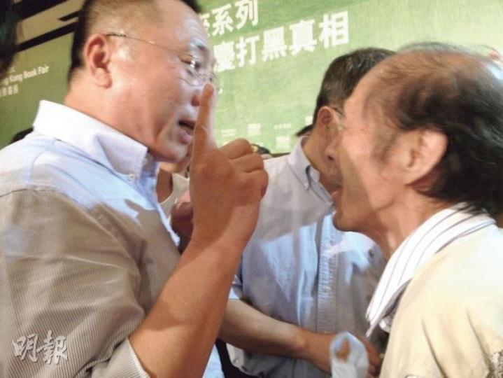 演講結束後,李莊(左)即被一群來自內地的訪民包圍要求協助平反。(明報記者攝) 演講結束後,李莊(左)即被一群來自內地的訪民包圍要求協助平反。(明報記者攝)