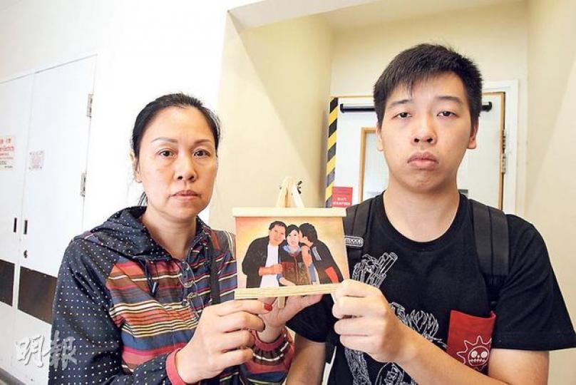 等待換肝病人黃榮基的妻子(左)及兒子黃致韶(右)都因血型不符而未能捐肝,黃太表示丈夫一向辛勤工作,即使知道患上乙型肝炎後,仍堅持工作至周二,但至周三晚身體狀况急轉直下昏迷。他們手持由致韶女友所畫的全家福。(林俊源攝)黃致韶形容黃父「硬淨」,是家中經濟支柱,想起父親現時瘦弱病態忍不住落淚。明年大學畢業的他期望父親盡早醒來,一起拍畢業照。(林俊源攝) 等待換肝病人黃榮基的妻子(左)及兒子黃致韶(右)都因血型不符而未能捐肝,黃太表示丈夫一向辛勤工作,即使知道患上乙型肝炎後,仍堅持工作至周二,但至周三晚身體狀况急轉直下昏迷。他們手持由致韶女友所畫的全家福。(林俊源攝)黃致韶形容黃父「硬淨」,是家中經濟支柱,想起父親現時瘦弱病態忍不住落淚。明年大學畢業的他期望父親盡早醒來,一起拍畢業照。(林俊源攝)