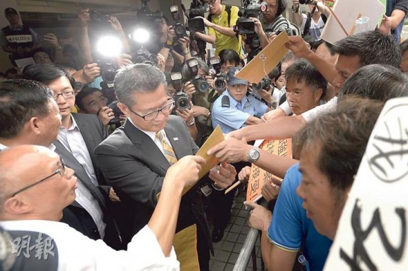 近百名居民團體昨日趁發展局長陳茂波(穿西裝接信者)出席北區區議會特別會議時遞交請願信,其間古洞北居民高呼不遷不拆,亦有北區4區居民要求政府加快發展新界東北,場面混亂。(葉家豪攝) 近百名居民團體昨日趁發展局長陳茂波(穿西裝接信者)出席北區區議會特別會議時遞交請願信,其間古洞北居民高呼不遷不拆,亦有北區4區居民要求政府加快發展新界東北,場面混亂。(葉家豪攝)