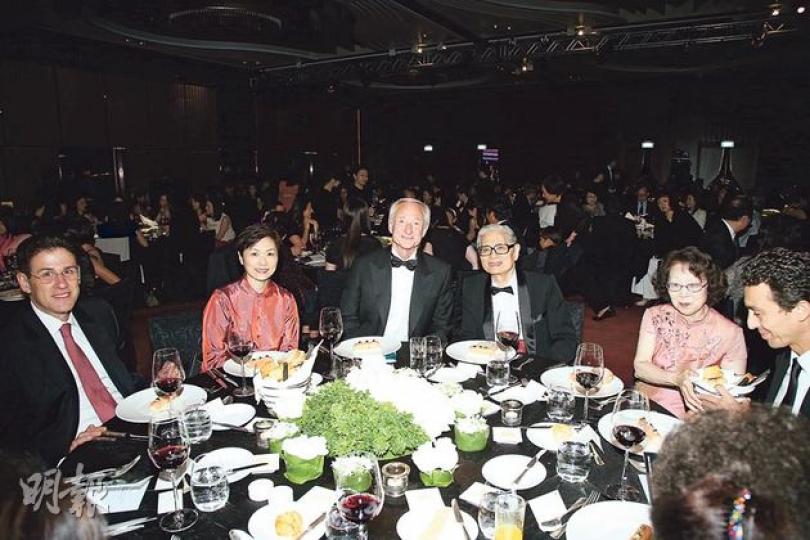 萬寶龍國際首席執行官及萬寶龍文化基金會副主席貝陸慈專程來港頒贈獎項予葉惠康博士。席間,他與葉詠詩和葉惠康大談藝術,不亦樂乎。(攝影:黃國立)「葉氏兒童合唱團」現役團員為晚宴獻唱揭開序幕,孫兒和孫女亦跳舞助興。(攝影:黃國立)王菀之有圈外人力追,可是還在觀察階段,未有進一步行動。(攝影:黃國立)李克勤在鋼琴和小提琴伴奏下唱出《月半小夜曲》,隨後再加送一曲《深深深》。(攝影:黃國立) 萬寶龍國際首席執行官及萬寶龍文化基金會副主席貝陸慈專程來港頒贈獎項予葉惠康博士。席間,他與葉詠詩和葉惠康大談藝術,不亦樂乎。(攝影:黃國立)「葉氏兒童合唱團」現役團員為晚宴獻唱揭開序幕,孫兒和孫女亦跳舞助興。(攝影:黃國立)王菀之有圈外人力追,可是還在觀察階段,未有進一步行動。(攝影:黃國立)李克勤在鋼琴和小提琴伴奏下唱出《月半小夜曲》,隨後再加送一曲《深深深》。(攝影:黃國立)