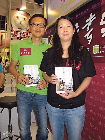 陳錦鴻幫太太杜雯惠的新書造勢。(攝影/記者:李潔盈) 陳錦鴻幫太太杜雯惠的新書造勢。(攝影/記者:李潔盈)