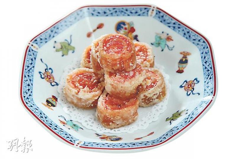 大良野雞卷-不含雞肉的野雞卷,據說在20年代,某大良廚師因做雞卷時不夠雞肉,故以瘦肉代之,菜名則維持原狀至今天。($128/8件)(林俊源攝)馬師傅把炸至酥脆的油條,與軟腍的牛冧肉、馬蹄同炒,最後加入花雕酒,令整道菜式酒香四溢,非常惹味。($128)(林俊源攝)沙律煙鯧魚-重約兩斤半的煙鯧魚,肉質不覺粗糙,嫩滑之餘,魚香四溢,另配搭甜酸醬料,味道層次更見豐富。($680,需3日前預訂)(林俊源攝)西米蓮蓉焗布甸-70年代已流行中西食材crossover,用上中式蓮蓉,配上「來路貨」吉士粉,做出香 大良野雞卷-不含雞肉的野雞卷,據說在20年代,某大良廚師因做雞卷時不夠雞肉,故以瘦肉代之,菜名則維持原狀至今天。($128/8件)(林俊源攝)馬師傅把炸至酥脆的油條,與軟腍的牛冧肉、馬蹄同炒,最後加入花雕酒,令整道菜式酒香四溢,非常惹味。($128)(林俊源攝)沙律煙鯧魚-重約兩斤半的煙鯧魚,肉質不覺粗糙,嫩滑之餘,魚香四溢,另配搭甜酸醬料,味道層次更見豐富。($680,需3日前預訂)(林俊源攝)西米蓮蓉焗布甸-70年代已流行中西食材crossover,用上中式蓮蓉,配上「來路貨」吉士粉,做出香