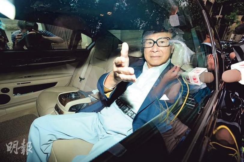和黃賣百佳消息傳出後,大批傳媒昨晨在長和系主席李嘉誠的南區大宅外守候。李嘉誠於昨晨10時45分乘車外出,記者一擁而上,他看來心情不錯,主動打開車窗與記者打招呼,全程禮貌應對,還囑記者「你們不要爭,我講完,你們就讓我走,好不好?」有記者因器材收音效果不理想,要求李嘉誠重複回應,他隨即照做。他兩度說﹕「(出售百佳)是好正常的商業活動,大家不要亂猜測。」之後記者問他是否有政治考慮及是否不喜歡梁振英,他回應說「無啊」,之後囑司機開車離去。(尹錦恩攝)百佳研究賣盤,員工憂被「賣豬仔」,工黨立法會議員、職工 和黃賣百佳消息傳出後,大批傳媒昨晨在長和系主席李嘉誠的南區大宅外守候。李嘉誠於昨晨10時45分乘車外出,記者一擁而上,他看來心情不錯,主動打開車窗與記者打招呼,全程禮貌應對,還囑記者「你們不要爭,我講完,你們就讓我走,好不好?」有記者因器材收音效果不理想,要求李嘉誠重複回應,他隨即照做。他兩度說﹕「(出售百佳)是好正常的商業活動,大家不要亂猜測。」之後記者問他是否有政治考慮及是否不喜歡梁振英,他回應說「無啊」,之後囑司機開車離去。(尹錦恩攝)百佳研究賣盤,員工憂被「賣豬仔」,工黨立法會議員、職工