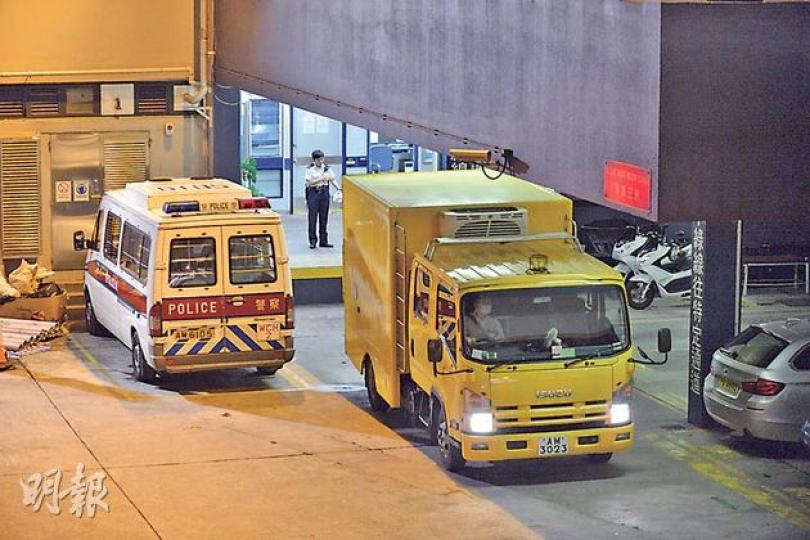 黑箱車(圖中黃色車)昨晚駛進跑馬地警署,將吞槍自殺警員的屍體舁走。(鄧宗弘攝)跑馬地警署昨日發生警員以佩槍自轟太陽穴自殺事件,多名重案組探員接報趕至警署調查。(葉家豪攝)灣仔警區助理指揮官溫兆雄(圖)表示,死者在遺書中透露最近感不開心,但未有具體透露自殺原因。(林智傑攝) 黑箱車(圖中黃色車)昨晚駛進跑馬地警署,將吞槍自殺警員的屍體舁走。(鄧宗弘攝)跑馬地警署昨日發生警員以佩槍自轟太陽穴自殺事件,多名重案組探員接報趕至警署調查。(葉家豪攝)灣仔警區助理指揮官溫兆雄(圖)表示,死者在遺書中透露最近感不開心,但未有具體透露自殺原因。(林智傑攝)