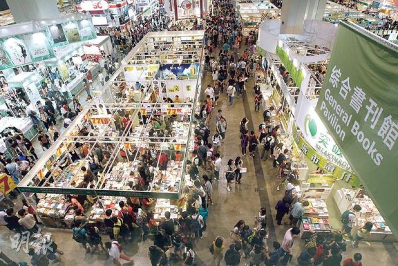 今屆書展昨日踏入第四天,昨午人流略見疏落,至下午4時許才漸見擠擁,不少出版商都認為生意額較書展初期及去年同期微升,希望總額可增加一至兩成。(李紹昌攝) 今屆書展昨日踏入第四天,昨午人流略見疏落,至下午4時許才漸見擠擁,不少出版商都認為生意額較書展初期及去年同期微升,希望總額可增加一至兩成。(李紹昌攝)