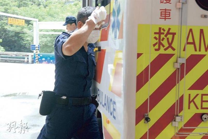 被警犬咬傷雙手的警員陳建鳴(圖),送院時其右手掌包上紗布,隱約可見滲出血漬。他表示任職領犬員18年來未試過被「咬得咁傷」。(曾映妹攝) 被警犬咬傷雙手的警員陳建鳴(圖),送院時其右手掌包上紗布,隱約可見滲出血漬。他表示任職領犬員18年來未試過被「咬得咁傷」。(曾映妹攝)