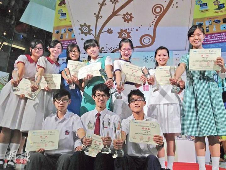 「第26屆傑出學生選舉」昨揭盅,圖為應屆十大傑出學生得主合照,包括馬培嘉(後排右一)、梁穎賢(後排右二)及程明浩(後排左三)均立志將來入讀醫科,同時希望履行社會責任,以向露宿者派飯盒、探訪唐樓戶或基層小學生補習等方式,協助基層。(余瑋攝)當選十大傑出學生的聖保羅男女中學中六生程明浩,以電燈柱比喻自己,期望「發光發熱,以有限力量無限幫助他人」。剛文憑試放榜的她,冀將來做牙醫為長者補牙,因此首志願選擇港大牙醫學系。(葉家豪攝)荃灣官立中學中五學生馬培嘉榮膺應屆十大傑出學生,她在頒獎禮上公開說「不介意 「第26屆傑出學生選舉」昨揭盅,圖為應屆十大傑出學生得主合照,包括馬培嘉(後排右一)、梁穎賢(後排右二)及程明浩(後排左三)均立志將來入讀醫科,同時希望履行社會責任,以向露宿者派飯盒、探訪唐樓戶或基層小學生補習等方式,協助基層。(余瑋攝)當選十大傑出學生的聖保羅男女中學中六生程明浩,以電燈柱比喻自己,期望「發光發熱,以有限力量無限幫助他人」。剛文憑試放榜的她,冀將來做牙醫為長者補牙,因此首志願選擇港大牙醫學系。(葉家豪攝)荃灣官立中學中五學生馬培嘉榮膺應屆十大傑出學生,她在頒獎禮上公開說「不介意
