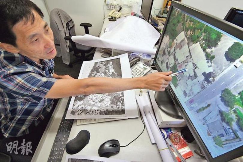 理工大學房地產客席講師姚松炎仔細分析石澳高空照片及地段圖後,推算出石澳海灘後(偵查範圍)有7.8萬方呎官地被霸佔。計算期間,姚經常在電腦放大高空圖片,細心觀察。(明報記者攝) 理工大學房地產客席講師姚松炎仔細分析石澳高空照片及地段圖後,推算出石澳海灘後(偵查範圍)有7.8萬方呎官地被霸佔。計算期間,姚經常在電腦放大高空圖片,細心觀察。(明報記者攝)