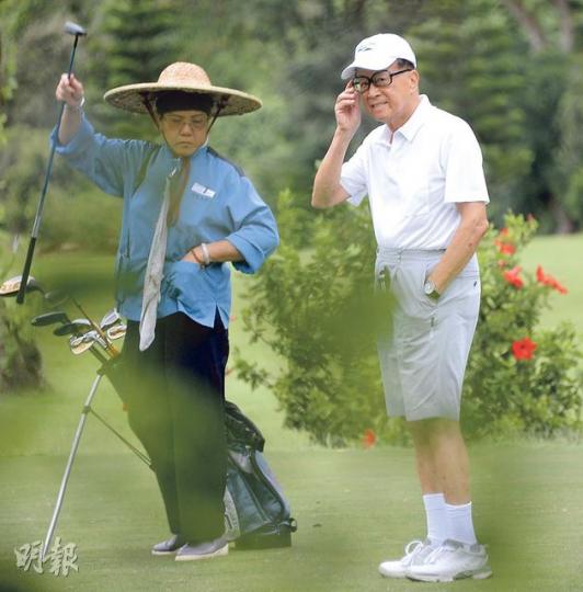 李嘉誠昨清晨於深水灣香港高球會打球近1小時,再於高球會大樓內逗留近1時後才離開。他不肯評論出售百佳一事,只表示「今日無嘢講」。(余俊亮攝) 李嘉誠昨清晨於深水灣香港高球會打球近1小時,再於高球會大樓內逗留近1時後才離開。他不肯評論出售百佳一事,只表示「今日無嘢講」。(余俊亮攝)