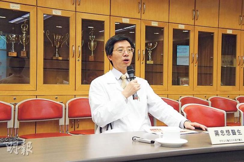 伊利沙伯醫院心臟科主管蔣忠想在醫管局服務30年,獲頒長期服務獎,身兼醫管局心臟科中央委員會的他表示,未來會在多間醫院延長緊急「通波仔」服務時間,希望長遠可做到24小時服務。(梁杏怡攝) 伊利沙伯醫院心臟科主管蔣忠想在醫管局服務30年,獲頒長期服務獎,身兼醫管局心臟科中央委員會的他表示,未來會在多間醫院延長緊急「通波仔」服務時間,希望長遠可做到24小時服務。(梁杏怡攝)