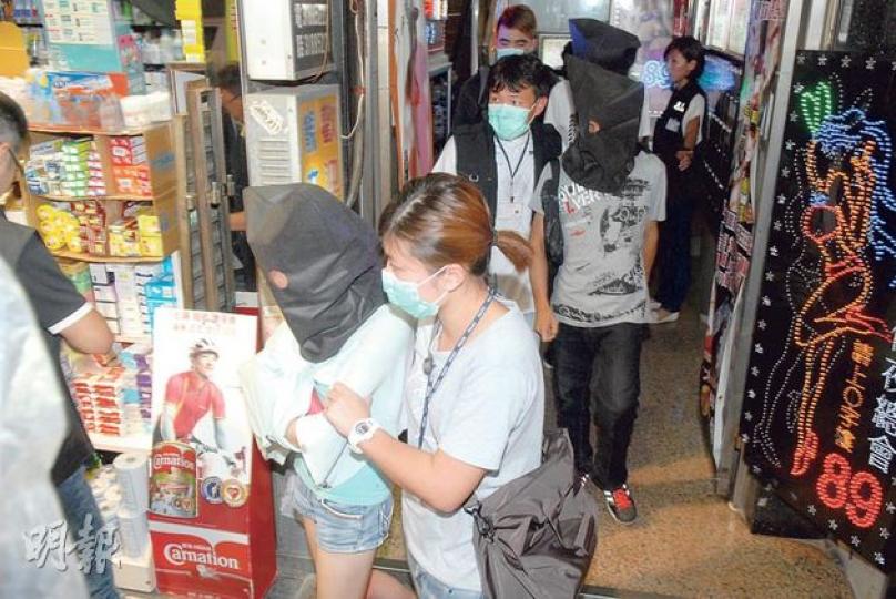 警方持續採取代號「保苗」反黑及掃毒行動,昨晚在砵蘭街211號一賓館房間拘捕的4名涉販毒男女,將他們黑布蒙頭帶署扣查。(伍浦鋒攝)警方展示在「保苗」行動中檢獲的毒品。(伍浦鋒攝) 警方持續採取代號「保苗」反黑及掃毒行動,昨晚在砵蘭街211號一賓館房間拘捕的4名涉販毒男女,將他們黑布蒙頭帶署扣查。(伍浦鋒攝)警方展示在「保苗」行動中檢獲的毒品。(伍浦鋒攝)