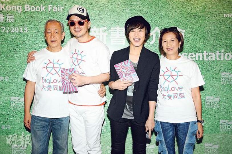 黃耀明與何韻詩及她的父母落力宣傳新書。(攝影:孫華中) 黃耀明與何韻詩及她的父母落力宣傳新書。(攝影:孫華中)