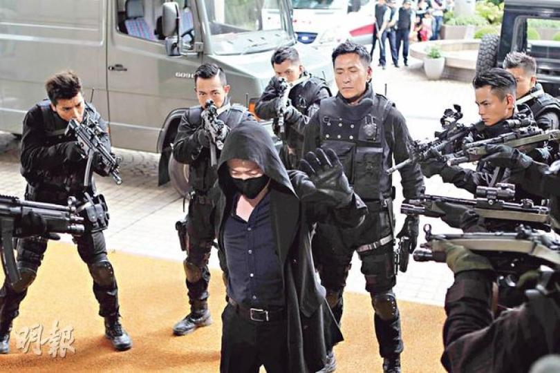 馬德鐘率領飛虎隊圍捕悍匪李思捷。(攝影﹕娛樂組)一眾飾演飛虎隊的演員全副武裝上陣,輕裝上陣的鍾嘉欣顯得清爽。(攝影﹕娛樂組) 馬德鐘率領飛虎隊圍捕悍匪李思捷。(攝影﹕娛樂組)一眾飾演飛虎隊的演員全副武裝上陣,輕裝上陣的鍾嘉欣顯得清爽。(攝影﹕娛樂組)