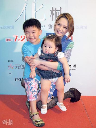 阿嬌昨日舉行簽唱會,兩個表姨甥也上台為阿嬌打氣。(攝影/記者:鍾一虹) 阿嬌昨日舉行簽唱會,兩個表姨甥也上台為阿嬌打氣。(攝影/記者:鍾一虹)