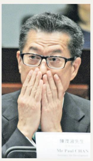 發展局長陳茂波被議員不停追問下,透露太太出售擁有地皮公司的股份前共持有37.5%股權,但究竟以多少錢售出、賣給哪名親屬?陳茂波說未獲授權透露。(尹錦恩攝)村民鍾偉明聲稱當年以60元向陳茂波租用其地耕作。(鄧宗弘攝)(明報製圖)(明報製圖) 發展局長陳茂波被議員不停追問下,透露太太出售擁有地皮公司的股份前共持有37.5%股權,但究竟以多少錢售出、賣給哪名親屬?陳茂波說未獲授權透露。(尹錦恩攝)村民鍾偉明聲稱當年以60元向陳茂波租用其地耕作。(鄧宗弘攝)(明報製圖)(明報製圖)