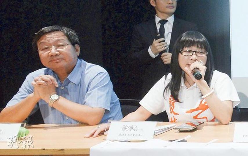 愛字頭組織成員鬧不和。愛港之聲召集人高達斌(左)前日於普選論壇發生混亂後,暗諷有人是「戲班小丑」;當時坐在他身旁的愛港力召集人陳淨心(右)事後直斥,高達斌對愛港力一次又一次傷害抹黑。(余俊亮攝) 愛字頭組織成員鬧不和。愛港之聲召集人高達斌(左)前日於普選論壇發生混亂後,暗諷有人是「戲班小丑」;當時坐在他身旁的愛港力召集人陳淨心(右)事後直斥,高達斌對愛港力一次又一次傷害抹黑。(余俊亮攝)