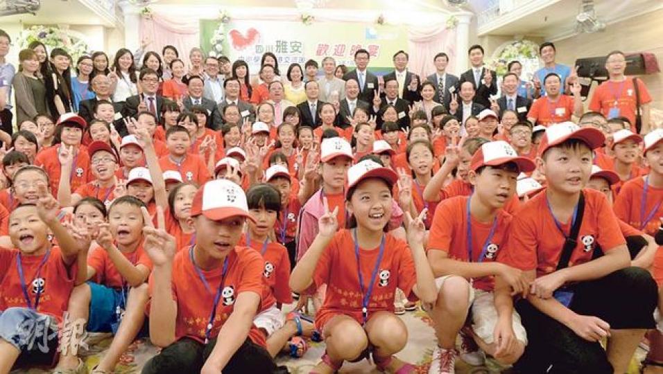 經民聯舉辦四川雅安地震災區中小學生訪港交流團,在歡迎宴上,四川學童與一眾嘉賓合照,晚宴安排喺尖沙嘴一間有海景嘅餐廳舉行,讓學童賞覽維港夜色。(劉焌陶攝) 經民聯舉辦四川雅安地震災區中小學生訪港交流團,在歡迎宴上,四川學童與一眾嘉賓合照,晚宴安排喺尖沙嘴一間有海景嘅餐廳舉行,讓學童賞覽維港夜色。(劉焌陶攝)