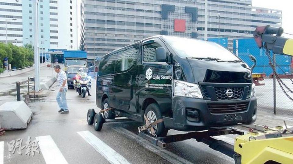 葵涌4號貨櫃碼頭奪命車禍的肇事客貨車被警方拖走等候驗車。(林智傑攝) 葵涌4號貨櫃碼頭奪命車禍的肇事客貨車被警方拖走等候驗車。(林智傑攝)