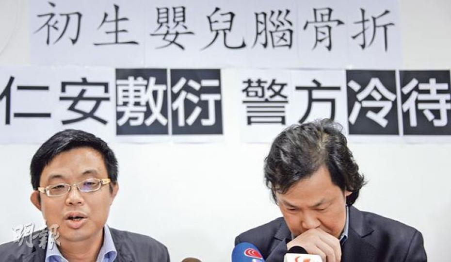 男嬰父親鄒先生(右)促警方將事件列刑事案處理,還兒子公道。鄒先生昨在立法會議員涂謹申(左)陪同下出席記者會,其間數度哽咽。(余俊亮攝) 男嬰父親鄒先生(右)促警方將事件列刑事案處理,還兒子公道。鄒先生昨在立法會議員涂謹申(左)陪同下出席記者會,其間數度哽咽。(余俊亮攝)