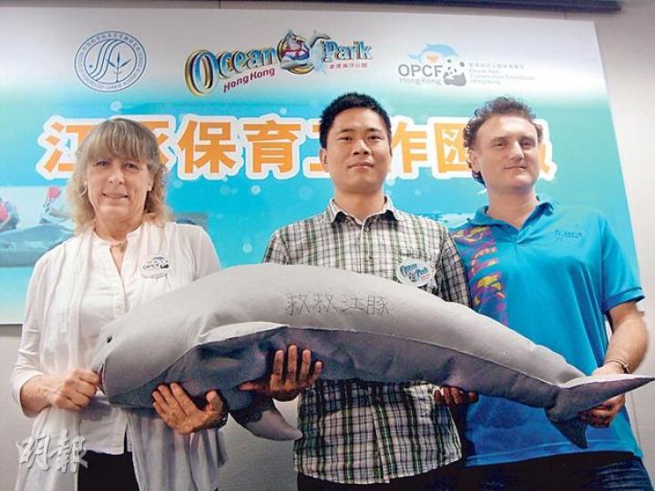 海洋公園保育基金總監蔣素珊(左)表示,本港目前僅有200條江豚,擱淺數目急升,主因為被漁網纏死。圖中為中科院水生生物研究所副研究員郝玉江,右為海洋公園首席獸醫馬伯樂。(邱雅錡攝) 海洋公園保育基金總監蔣素珊(左)表示,本港目前僅有200條江豚,擱淺數目急升,主因為被漁網纏死。圖中為中科院水生生物研究所副研究員郝玉江,右為海洋公園首席獸醫馬伯樂。(邱雅錡攝)