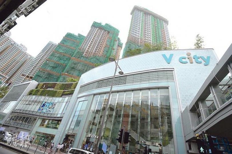 港鐵屯門站設有多個出入口通往V city,日後V city通往時代廣場的行人天橋開通後,相信亦有助帶旺幾個相連商場,形成協同效應。(盧翊銘攝)位於V city地下的一田百貨佔地2.7萬方呎,並已於上周開業,剛過去的周日現場所見,到訪的暫以區內客為主。(盧翊銘攝)屯門市廣場自1988年落成後曾多次翻新,近年更看準內地「水源」,吸引不少珠寶金行進駐,現時場內有近30個珠寶鐘表租戶,單是「六福珠寶」已有4間。(盧翊銘攝)屯門市廣場的吉之島由1998年開業至今已經有15年,假日人流不比V city新開業 港鐵屯門站設有多個出入口通往V city,日後V city通往時代廣場的行人天橋開通後,相信亦有助帶旺幾個相連商場,形成協同效應。(盧翊銘攝)位於V city地下的一田百貨佔地2.7萬方呎,並已於上周開業,剛過去的周日現場所見,到訪的暫以區內客為主。(盧翊銘攝)屯門市廣場自1988年落成後曾多次翻新,近年更看準內地「水源」,吸引不少珠寶金行進駐,現時場內有近30個珠寶鐘表租戶,單是「六福珠寶」已有4間。(盧翊銘攝)屯門市廣場的吉之島由1998年開業至今已經有15年,假日人流不比V city新開業