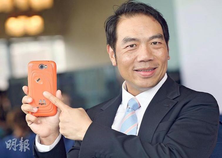 世達昨在港推出具指紋認證及加密功能的手機套及相關平台軟件,主席王國芳表示對新產品銷情有信心。(鄧宗弘攝) 世達昨在港推出具指紋認證及加密功能的手機套及相關平台軟件,主席王國芳表示對新產品銷情有信心。(鄧宗弘攝)