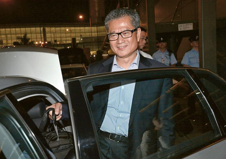 陳茂波昨日深夜從天津返回香港,他昨早在天津再被問及其妻家族擁有的古洞土地一事時表示,兒女年幼時的確曾於該幅土地上耕種,至於為何向租地村民自稱是地主,陳稱「不記得、不知道」。(鄧宗弘攝)特首梁振英昨出席行政會議前,強調陳茂波已按機制申報利益,即使面對傳媒質疑是否包庇陳,以及陳是否適合繼續任局長等問題時,梁振英只重複陳已按機制申報。(李紹昌攝)民主黨昨午到廉政公署投訴陳茂波涉公職人員行為失當,並在廉署門外拉起橫額,要求陳茂波下台。(李紹昌攝) 陳茂波昨日深夜從天津返回香港,他昨早在天津再被問及其妻家族擁有的古洞土地一事時表示,兒女年幼時的確曾於該幅土地上耕種,至於為何向租地村民自稱是地主,陳稱「不記得、不知道」。(鄧宗弘攝)特首梁振英昨出席行政會議前,強調陳茂波已按機制申報利益,即使面對傳媒質疑是否包庇陳,以及陳是否適合繼續任局長等問題時,梁振英只重複陳已按機制申報。(李紹昌攝)民主黨昨午到廉政公署投訴陳茂波涉公職人員行為失當,並在廉署門外拉起橫額,要求陳茂波下台。(李紹昌攝)