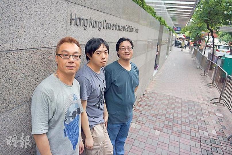 蔡志偉(左)與多名《風雲》忠實粉絲昨清晨4時起已陸續抵達會展門外,一如以往在動漫展開幕前數天排隊等待購買心頭好,今年更組成「25人團隊」,寓意向即將結束連載、出版25周年的港漫《風雲》致敬。(余瑋攝)(明報製圖) 蔡志偉(左)與多名《風雲》忠實粉絲昨清晨4時起已陸續抵達會展門外,一如以往在動漫展開幕前數天排隊等待購買心頭好,今年更組成「25人團隊」,寓意向即將結束連載、出版25周年的港漫《風雲》致敬。(余瑋攝)(明報製圖)