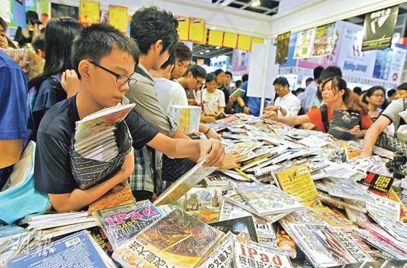 有出版社於書展最後一日推出「80蚊一袋」優惠清貨,將每袋20至30本、原值數百元的恐怖小說、靈異書,「劈價」以每袋80元出售,讀者可任意挑選袋內書籍,且不限放入黑色膠袋的數量,此舉一度令書客擁入攤位瘋狂搶購。(李澤彤攝)(明報製圖) 有出版社於書展最後一日推出「80蚊一袋」優惠清貨,將每袋20至30本、原值數百元的恐怖小說、靈異書,「劈價」以每袋80元出售,讀者可任意挑選袋內書籍,且不限放入黑色膠袋的數量,此舉一度令書客擁入攤位瘋狂搶購。(李澤彤攝)(明報製圖)