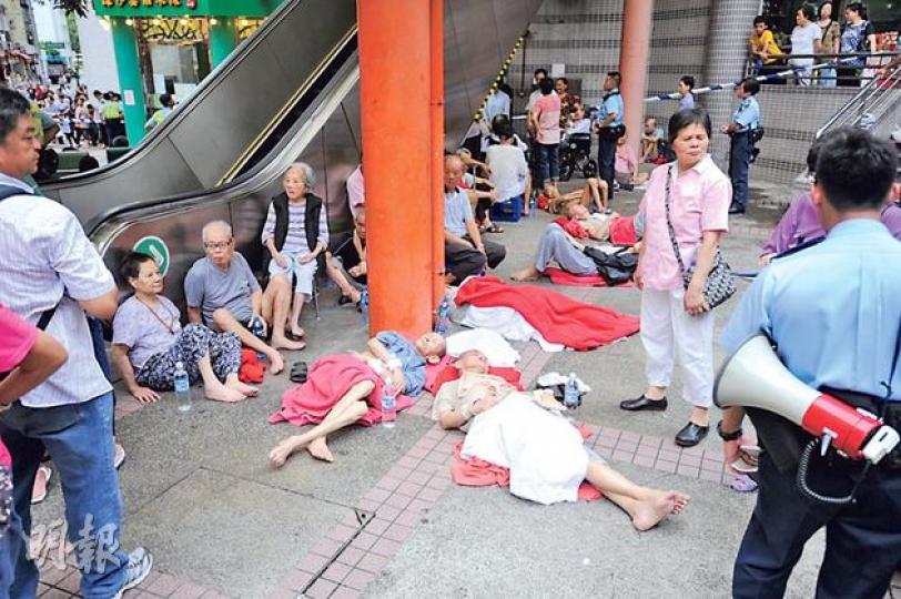火警中,多名需要長期臥牀院友被迫「瞓街」,要由民政處安排到附近的社區中心暫時休息,至晚上大廈解封後返回護老院。(衛永康攝)疑冷氣機泄電引致火警的涼茶舖嚴重焚毁,大量濃煙湧入樓上護老院及各層單位。(衛永康攝)警員及消防員合力將護老院行動不便院友,逐一揹下或抬下街上安全地點,其中11名長者因吸入濃煙不適需要送院。(衛永康攝) 火警中,多名需要長期臥牀院友被迫「瞓街」,要由民政處安排到附近的社區中心暫時休息,至晚上大廈解封後返回護老院。(衛永康攝)疑冷氣機泄電引致火警的涼茶舖嚴重焚毁,大量濃煙湧入樓上護老院及各層單位。(衛永康攝)警員及消防員合力將護老院行動不便院友,逐一揹下或抬下街上安全地點,其中11名長者因吸入濃煙不適需要送院。(衛永康攝)