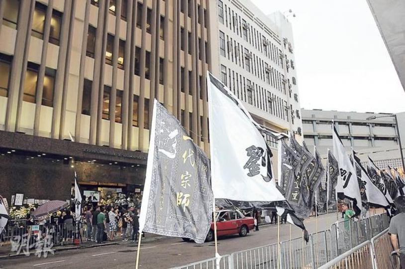 殯儀館外黑、白旗飄揚。(攝影:孫華中 鍾偉茵) 殯儀館外黑、白旗飄揚。(攝影:孫華中 鍾偉茵)