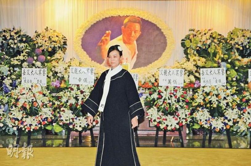 穿上特別訂製孝服的翁靜晶在靈堂內奔波,臉容憔悴心靈更累。(攝影:孫華中、鍾偉茵)鄭少秋盡心意陪伴師父走最後一程。(攝影:孫華中、鍾偉茵)九大門派與屬會的代表在靈堂內拜別劉家良,場面哀榮。(攝影:孫華中、鍾偉茵)阿叻與秀姑非常敬重劉家良,故為他的喪事打點。(攝影:孫華中、鍾偉茵)馮寶寶(右)與兄長拜祭完好友劉家良,回憶舊事不禁淚眼盈盈。(攝影:孫華中、鍾偉茵)薛家燕在兒子(右)陪同下,拜祭完劉家良後神傷離去。(攝影:孫華中、鍾偉茵)昔日新藝城拍檔麥嘉(左)與石天(右)結伴往拜祭好友劉家良。(攝影: 穿上特別訂製孝服的翁靜晶在靈堂內奔波,臉容憔悴心靈更累。(攝影:孫華中、鍾偉茵)鄭少秋盡心意陪伴師父走最後一程。(攝影:孫華中、鍾偉茵)九大門派與屬會的代表在靈堂內拜別劉家良,場面哀榮。(攝影:孫華中、鍾偉茵)阿叻與秀姑非常敬重劉家良,故為他的喪事打點。(攝影:孫華中、鍾偉茵)馮寶寶(右)與兄長拜祭完好友劉家良,回憶舊事不禁淚眼盈盈。(攝影:孫華中、鍾偉茵)薛家燕在兒子(右)陪同下,拜祭完劉家良後神傷離去。(攝影:孫華中、鍾偉茵)昔日新藝城拍檔麥嘉(左)與石天(右)結伴往拜祭好友劉家良。(攝影: